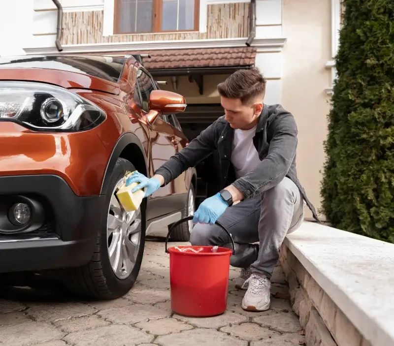 Lavage auto à domicile Bourg-lès-Valence : professionnel intervenant sur un véhicule